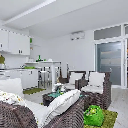 Lory Apartment