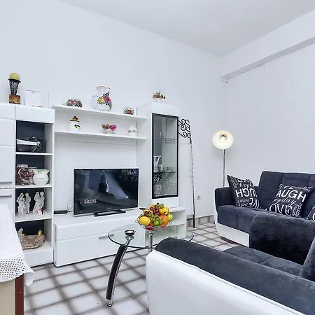 Apartment Lory *