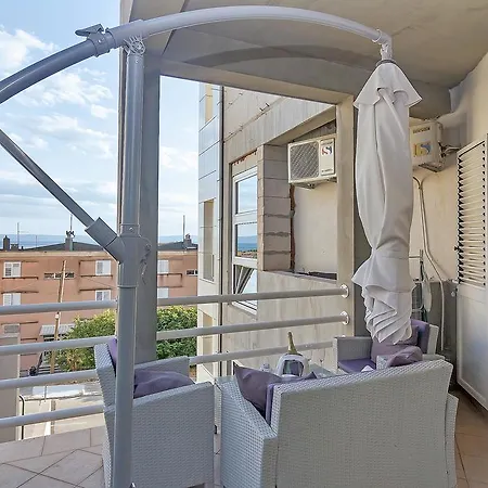 Apartment Lory *